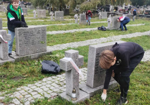 Prace porządkowe na cmentarzu
