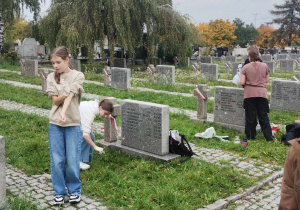 Prace porządkowe na cmentarzu