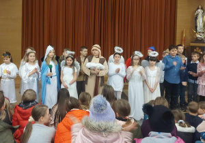 Klasa 3a z przedstawieniem świątecznym w parafii św. Anny