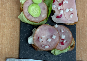 Pyszne kanapki przygotowane przez uczniów.