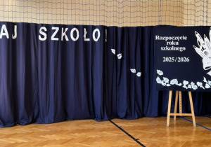 Dekoracja na rozpoczęcie roku szkolnego 2025/2026 w budynku klas 4-8