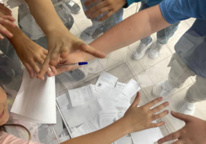 Uczniowie wrzucają oddane głosy do urny