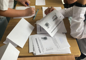 Uczniowie pobierają karty do głosowania