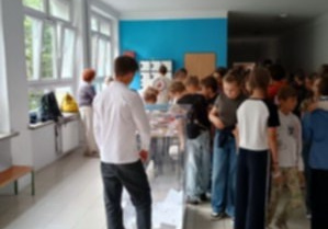 Uczniowie oddają głosy na swoich kandydatów