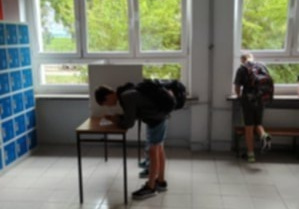 Uczniowie oddają głosy na swoich kandydatów