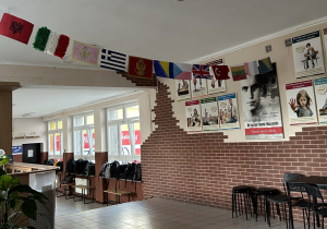 Flagi wywieszone w szkolnym holu