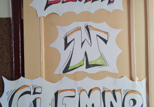 Napis na drzwiach biblioteki szkolnej: Biorę w ciemno