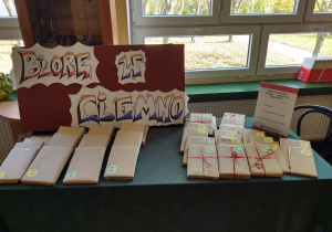 Zapakowane kasiążki niespodzianki