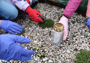 Zaplony znicz na grobie.