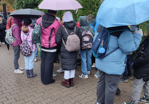 Uczniowie czejają na oficjalne rozpoczęcie akcji Światełko Pamięci.