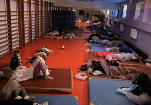 Chwila relaksu. Uczniowie odpoczywają na wygodnych materacach, otuleni kocykami oraz magiczną atmosferą kolorowych światełek.