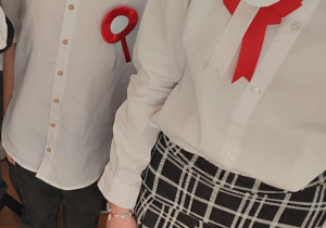 Uczniowie śpiewają hymn Polski