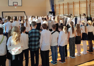 Uczniowie śpiewają hymn Polski