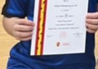 Uczeń trzymający dyplom