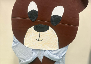 Miś wykonany z tektury.