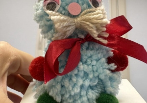 Miś wykonany z włóczki