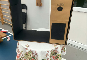 Telewizor za czasów PRL - projekt z tektury.