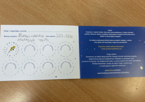 Pierwsza wklejona naklejka do indeksu.