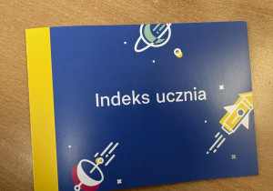 Indeks ucznia do którego uczniowie wklejają naklejki po każdej zrealizowanej lekcji.