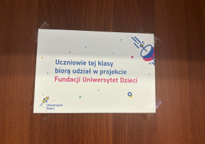 Ulotka na drzwiach - Uczniowie tej klasy biorą udział w projekcie Fundacji Uniwersytet Dzieci.