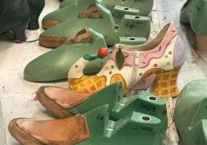 Kopyta szewskie i buty sceniczne z pracowni obuwniczej Teatru Wielkiego w Łodzi.
