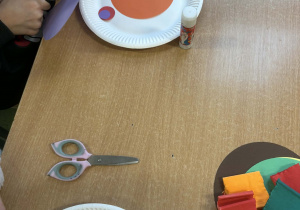 Dzieci tworzą prace plastyczne.