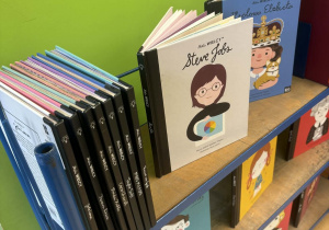 Regał z książkami dla dzieci, z popularnej serii „Mali WIELCY”.