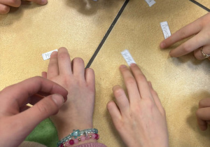 Uczniowie rozwiązują zagadkę.