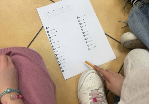 Uczniowie rozkodowują hasło zapisane alfabetem Morse’a.