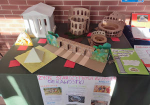 Makiety starożytnych budowli wykonane przez uczniów klas piątych..