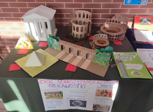 Konkurs na makietę starożytnej budowli.