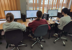 Uczniowie tworzą projekt bombki w programie Tinkercad.