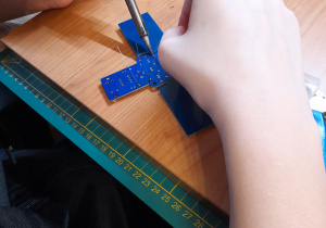 Uczniowie podczas zajęć tworzą układ elektroniczny.