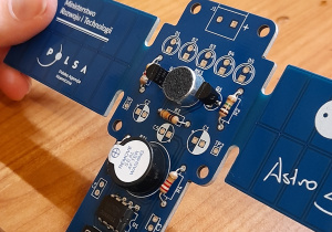 Uczniowie podczas zajęć tworzą układ elektroniczny.