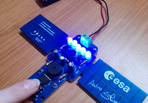 Uczniowie podczas zajęć tworzą układ elektroniczny.