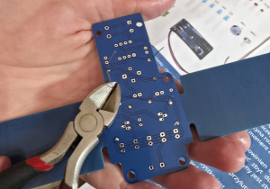 Uczniowie podczas zajęć tworzą układ elektroniczny.