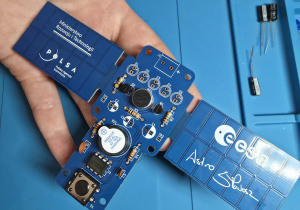 Uczniowie podczas zajęć tworzą układ elektroniczny.