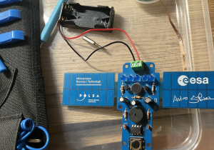 Uczniowie podczas zajęć tworzą układ elektroniczny.