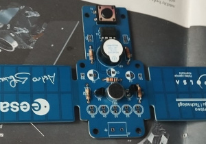 Uczniowie podczas zajęć tworzą układ elektroniczny.