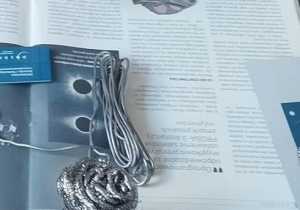 Uczniowie podczas zajęć tworzą układ elektroniczny.