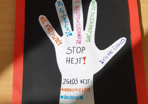 Plakat wykonany przez uczniów pod tytułem: Szkoła bez hejtu! Stop hejt!