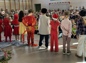 Przedstawienie koła teatralnego klas 1-3 pod tytułem "Bajkowy kogel-mogel"