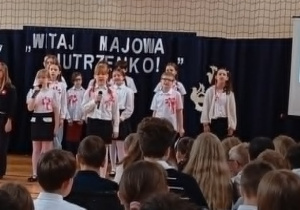 Uczniowie występujący podczas akademii z okazji Święta Konstytucji 3 Maja.