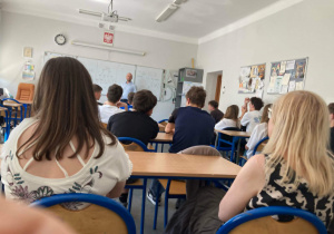 Uczniowie oraz nauczyciele podczas warsztatów z rachunku prawdopodobieństwa.
