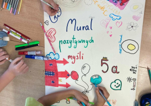 Uczniowie tworzą Mural Pozytywnych Myśli