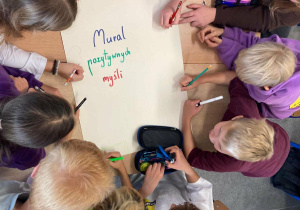 Uczniowie projektują Mural Pozytywnych Myśli