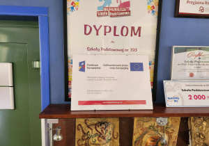 Ministerstwo Edukacji Narodowej realizuje tu projekt "Przyjazna szkoła". Dofinansowane przez Unię Europejską.