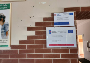 Ministerstwo Edukacji Narodowej realizuje tu projekt "Przyjazna szkoła". Dofinansowane przez Unię Europejską.