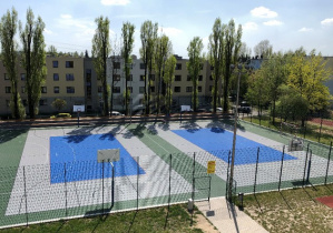 Teren szkoły przy ulicy Małej Piętnastki 1. Boisko wielofunkcyjne.