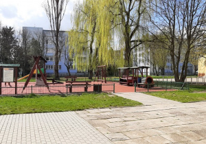 Teren szkoły przy ulicy Małej Piętnastki 1. Plac zabaw.